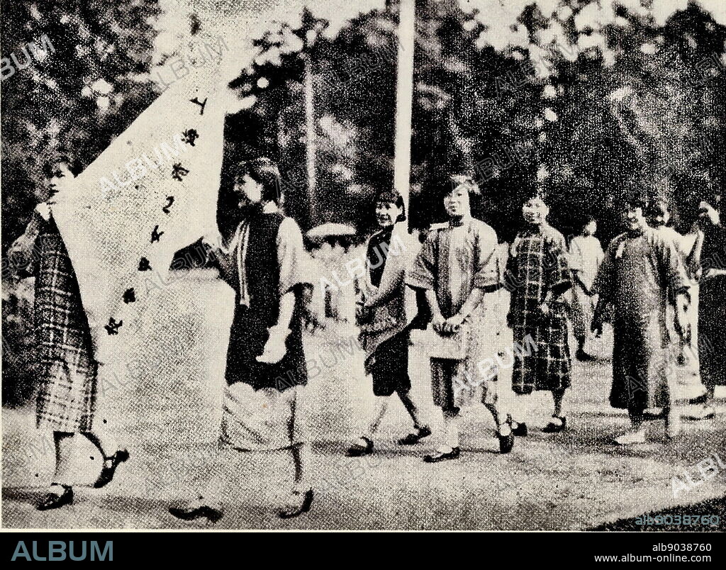 From May 3rd to 4th, Japanese armies used the excuse of protecting expatriates, and shot in Jinan, killing China's 5000 army members. Kuomintang's special negotiator Caigong's ear and nose were cut off, while 17 other diplomatic personnel were killed. This was the "Jinan Incident". After the news spread to Shanghai, anti-Japanese sentiments spread. Pictured are protest groups from Qingxin Girl's School.