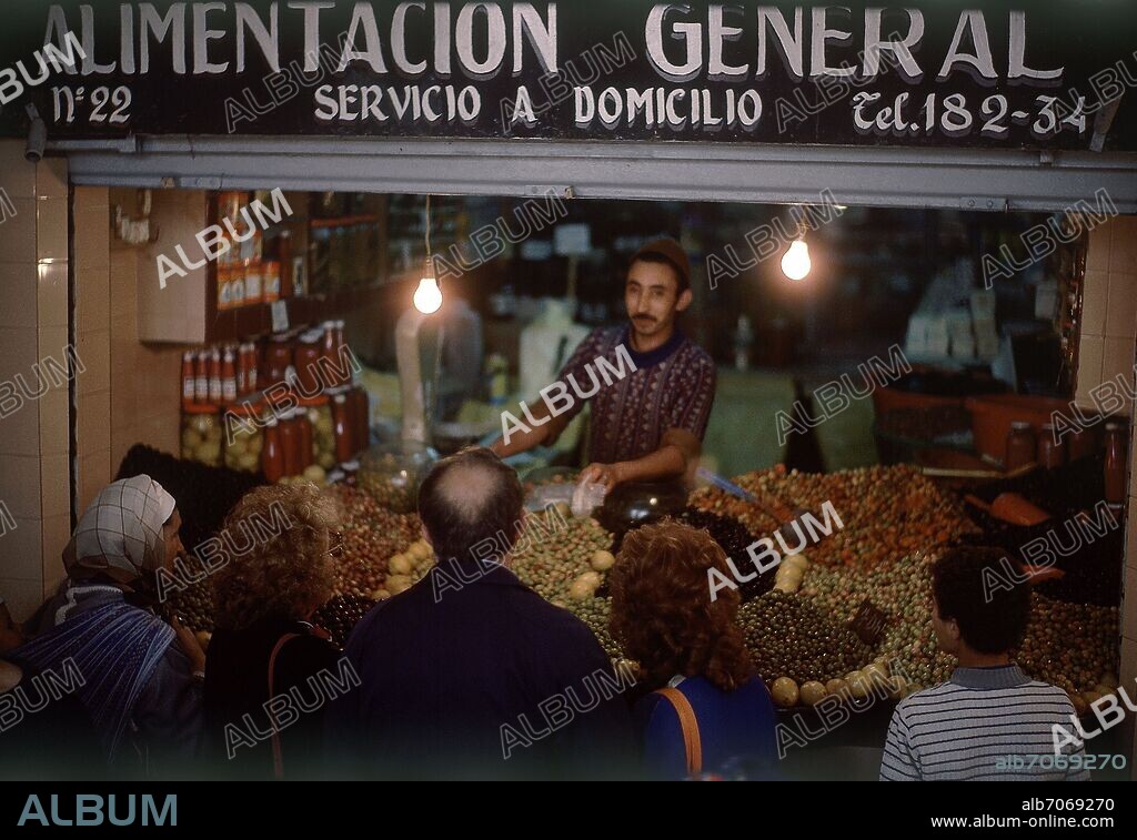 TIENDA ARABE DE ALIMENTACION CON EL CARTEL EN CASTELLANO.