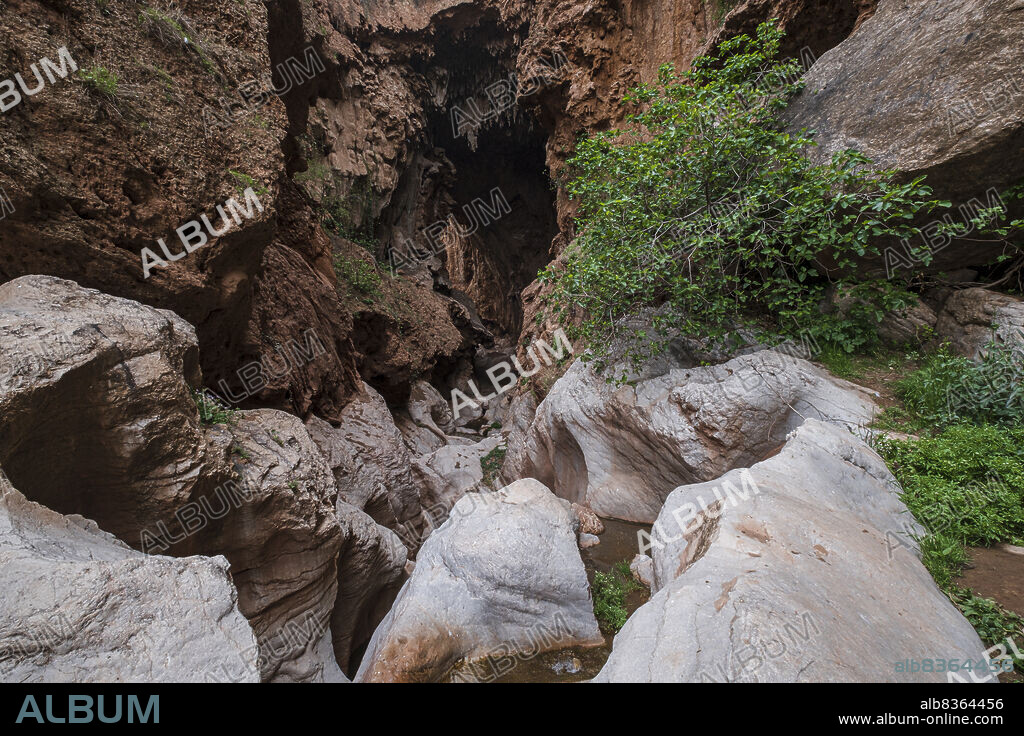 Imi N'Ifri natural bridge, Demnate, Atlas mountain range, morocco, africa.