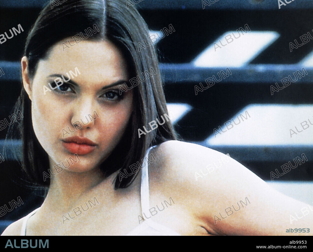 ANGELINA JOLIE en CYBORG 2: LA SOMBRA DE CRISTAL, 1993 (CYBORG 2), dirigida por MICHAEL SCHROEDER. Copyright TRIMARK PICTURES.