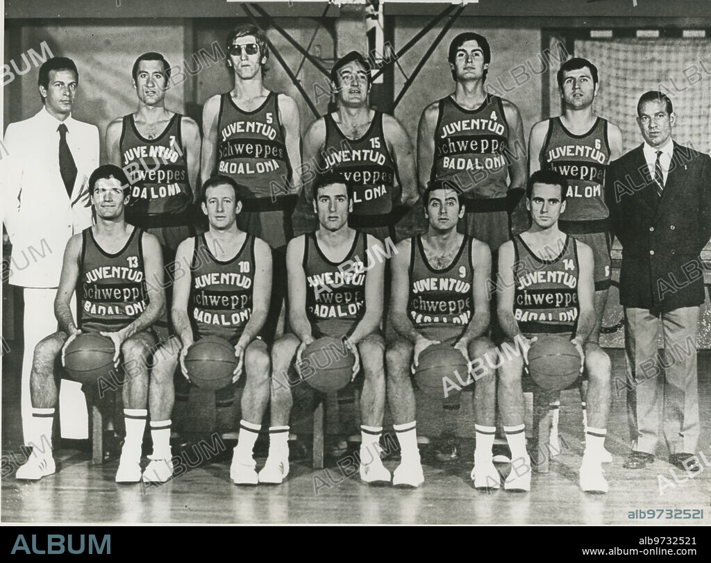 Diciembre de 1971. Plantilla del Juventut de Badalona. De pie, de izquierda a derecha: Guillén (medico), Enrique Margall, Miguel Ángel Estrada, Alfonso Martínez, Luis Miguel Santillana, Agustín Rabassa, José Lluis (entrenador).Sentados, de izquierda a derecha: Santiago Udaeta, Nino Buscató, Narciso Margall, José María Oleart, Guilfredo Gol.