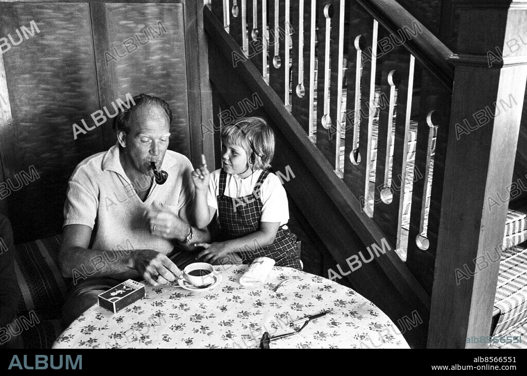 VI PÅ SALTKRÅKAN TV-serie av Astrid Lindgren i regi av Olle Hellbom Sänt första gången 1964-01-18 Torsten Lilliecrona (farbror Melker) och Maria Johansson (Tjorven). Tjorven pekar på Melker som röker pipa och dricker kaffe. Inspelningsbilder juli 1963 RIR 16899 sv/v neg Foto: Ulf Stråhle / SVT / Kod: 5600 sites: SVERIGE.