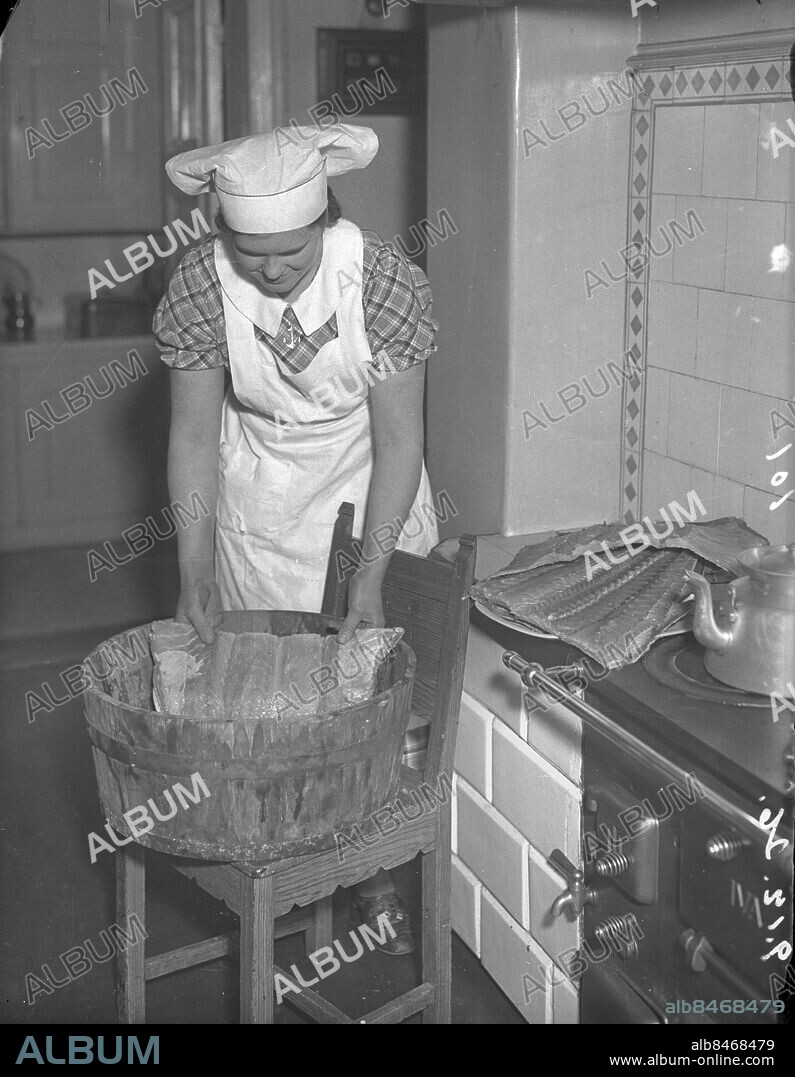 GÖTEBORG 1936-12-09.. Lutfisken lägges i blöt på Anna-dagen. *** Local Caption *** GT Låda 1936-dec-02 Foto: Kamerareportage / TT / Kod: 2524.