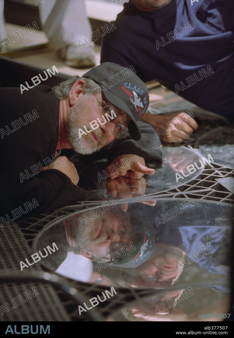STEVEN SPIELBERG in MINORITY REPORT, 2002, directed by STEVEN SPIELBERG. Copyright 20TH CENTURY FOX / JAMES, DAVID.