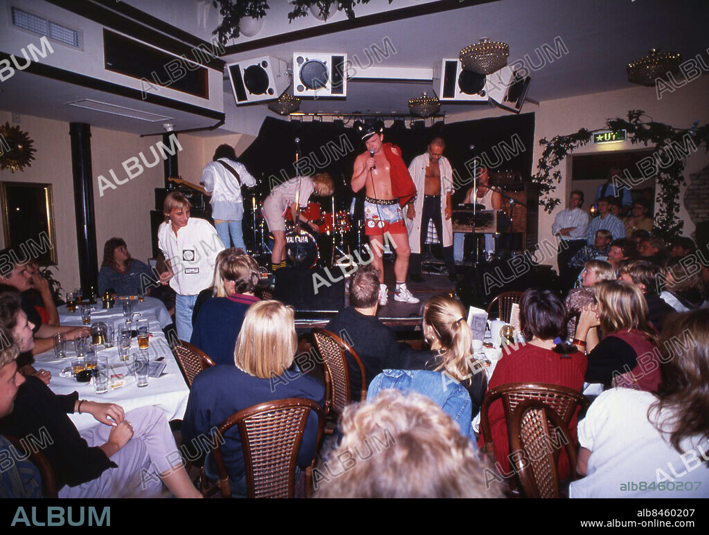 GÖTEBORG 1989-10. Ronny Jönsson - Claes Malmberg - uppträder på restaurang Gamle Port. Till höger Frank Gunnarsson. *** Local Caption *** Foto: Kamerareportage / TT / Kod: 2524.