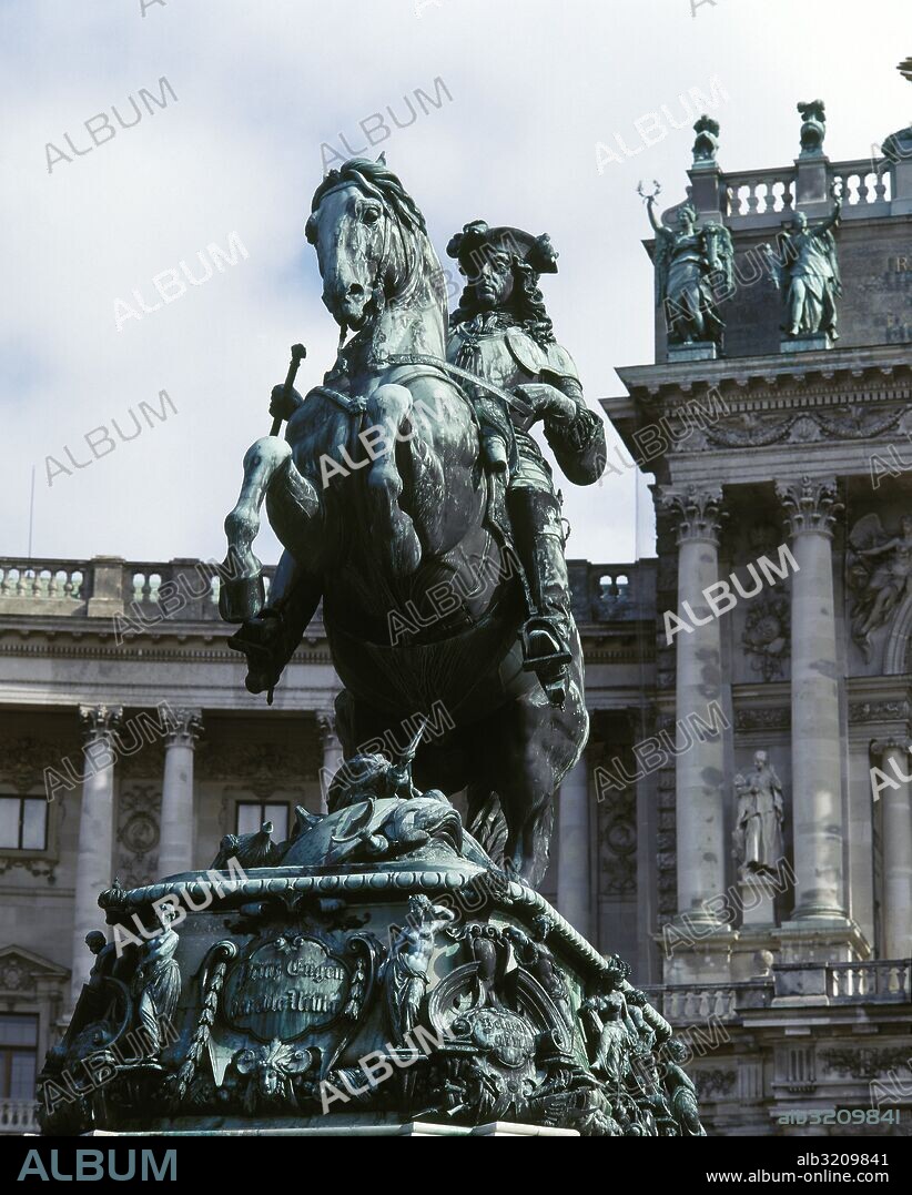 Eugenio de Saboya-Carignan (París,1663-Viena,1736), llamado príncipe Eugenio. Militar y político francés al servicio de Austria. Destacó en la lucha por la liberación de Viena contra los turcos y en sucesivas campañas en el Danubio. Monumento al príncipe Eugenio (1865) que se levanta en la Heldenplatz, frente al Neue Burg. El pedestal se debe a Eduard van der Nüll. Viena. Austria.