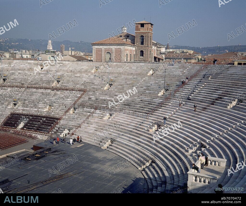 GRADAS DEL ANFITEATRO ROMANO DE VERONA TAMBIEN LLAMADO LA ARENA - SIGLO I.