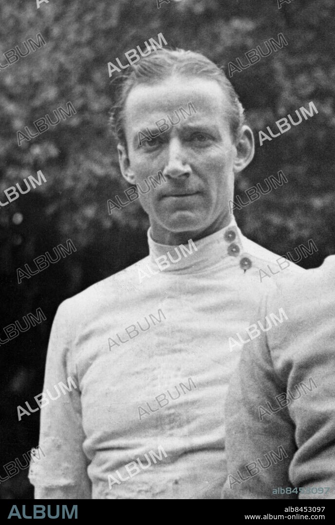 ARKIV omkring 1936. Birger Cederin, kapten, gymnastikdirektör och fäktare, medlem i det svenska lag som vid OS i Berlin 1936 tog silver i värja efter Italien.. Foto: Pressens Bild / TT / Kod: 194.