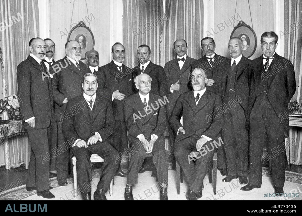 26 noviembre 1918. Los ex Ministros Conservadores. El ex presidente del Consejo, D. Eduardo Dato (X), con las Personalidades del partido conservador que ayer se Reunieron en casa de aquel.