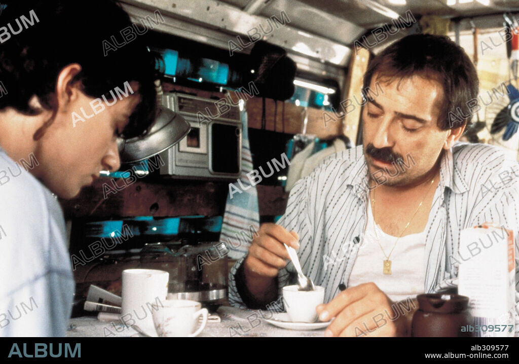 ENRIQUE VILLEN and TIMY in BARRIO, 1998, directed by FERNANDO LEON DE ARANOA. Copyright WARNER SOGEFILMS / MARTIN, VICENTE.
