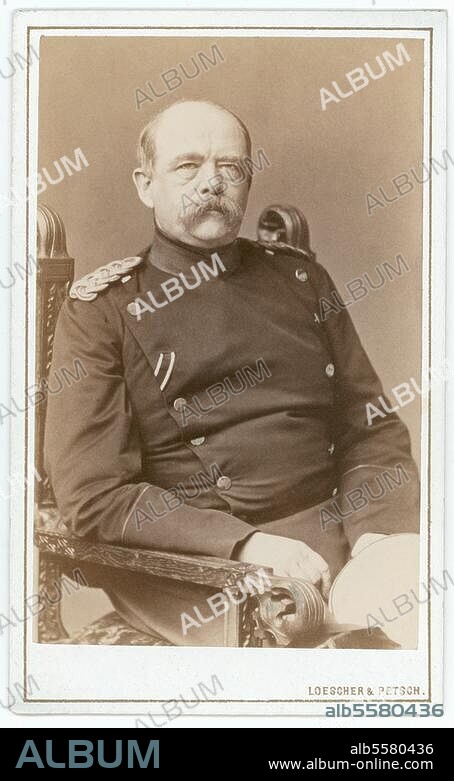 Bismarck, Otto von Staatsmann Schönhausen 1.4.1815 - Friedrichsruh 30.7.1898. Bismarck in Kürassieruniform. Photographie, um 1874 (Loescher & Petsch, Berlin). Berlin, Sammlung Archiv für Kunst und Geschichte.