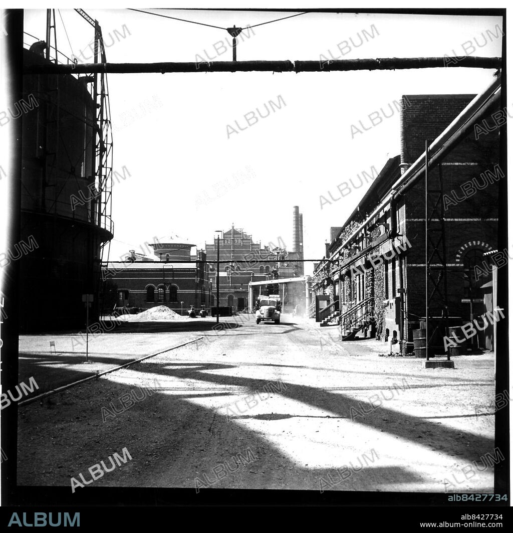 Malmö gasverk vid Industrigatan där Malmö Energi nu ligger- revs 1969. Exteriör med gasklocka t v och reningshusen t h Längst bort apparathuset. Foto: Åke Håkansson / Sydsvenskan / IBL Bildbyrå.