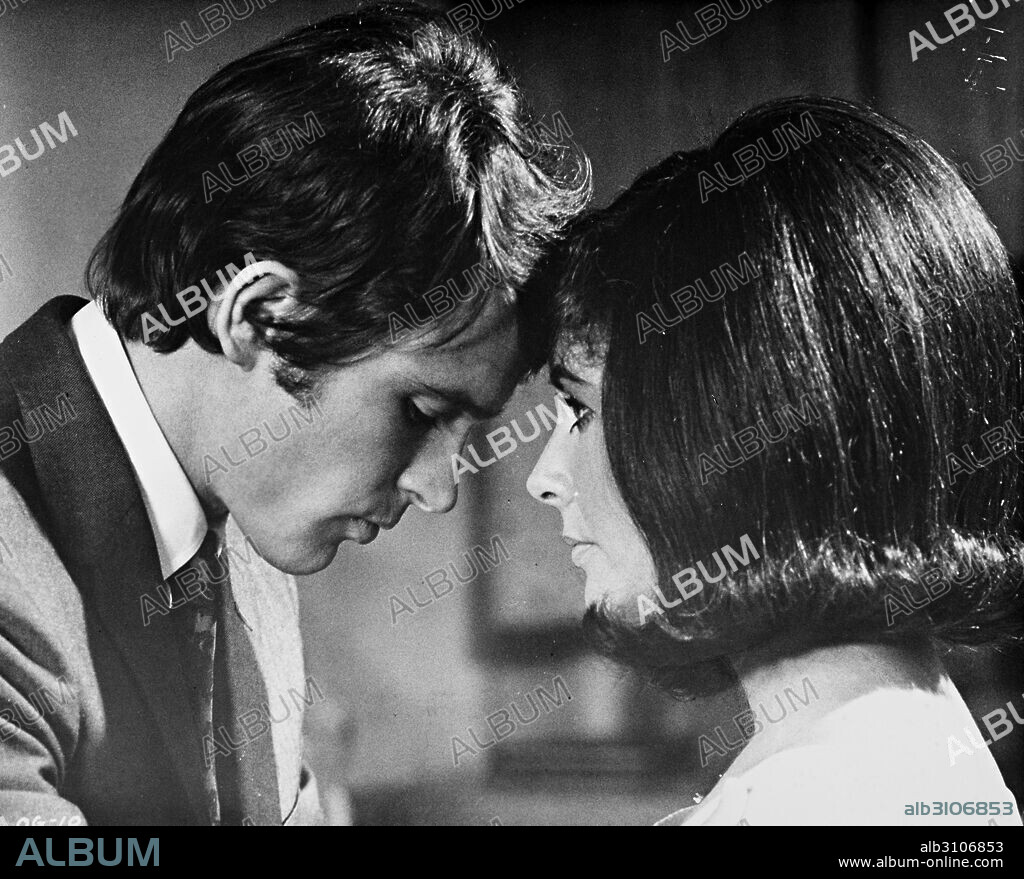 ELIZABETH TAYLOR and WARREN BEATTY in THE ONLY GAME IN TOWN, 1970, directed by GEORGE STEVENS. Copyright 20TH CENTURY FOX.