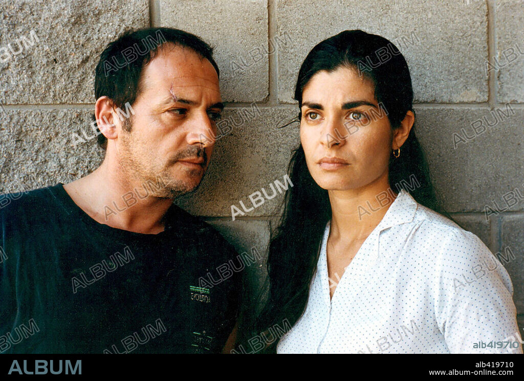 JULIO CHAVEZ y SOLEDAD VILLAMIL en UN OSO ROJO, 2002, dirigida por ADRIAN CAETANO y ISRAEL ADRIAN CAETADO. Copyright LITA STANTIC PROD/WANDA VISION/TS PRODUCTIONS.