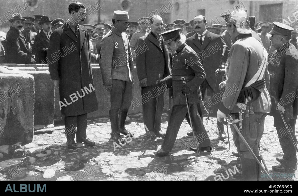 Abril 1922. Madrid. En el cuartel de Lanceros de la Reina. El general Weyler (1) en el homenaje Tributado al soldado del regimiento de Alcántara Antonio Serrano (2), por su comportamiento en la retirada de monte Arruit.