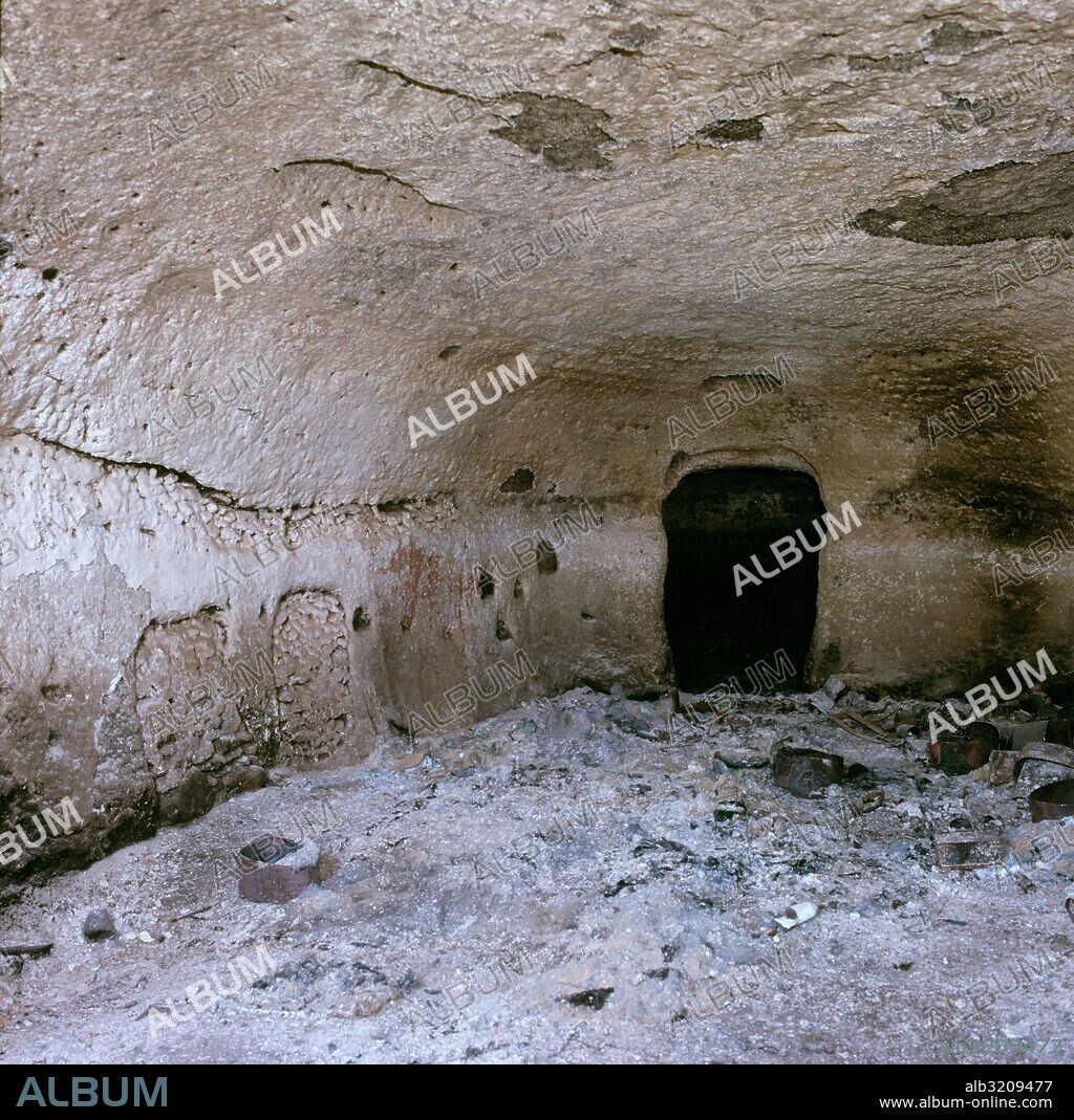 CUEVA PINTADA DE GALDAR (197). ENTRADA A LA CUEVA.  GALDAR, GRAN CANARIA, ESPAÑA.
