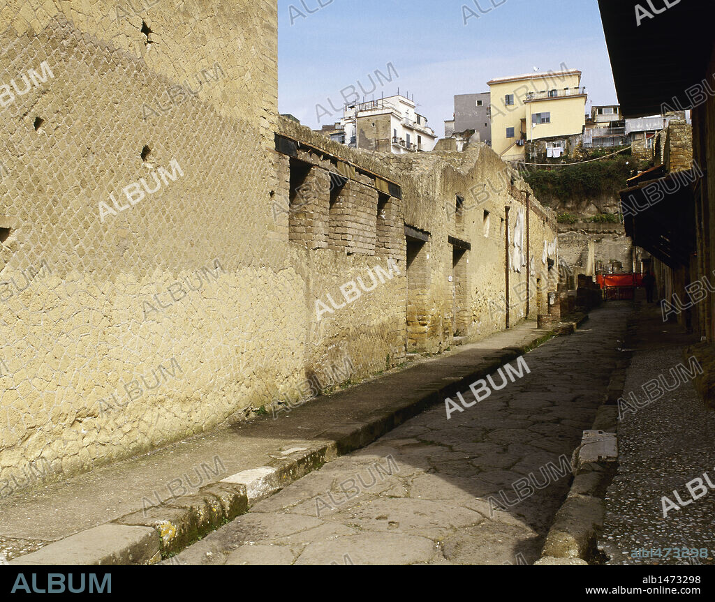 ARTE ROMANO. ITALIA. TERMAS URBANAS, construidas en el primer periodo augusto (10 a. C.) Se subdividen en secciones para hombre y mujeres. Vista general de la ENTRADA a las termas urbanas FEMENINAS, en la calle del Cardo IV. HERCULANO. La Campania.