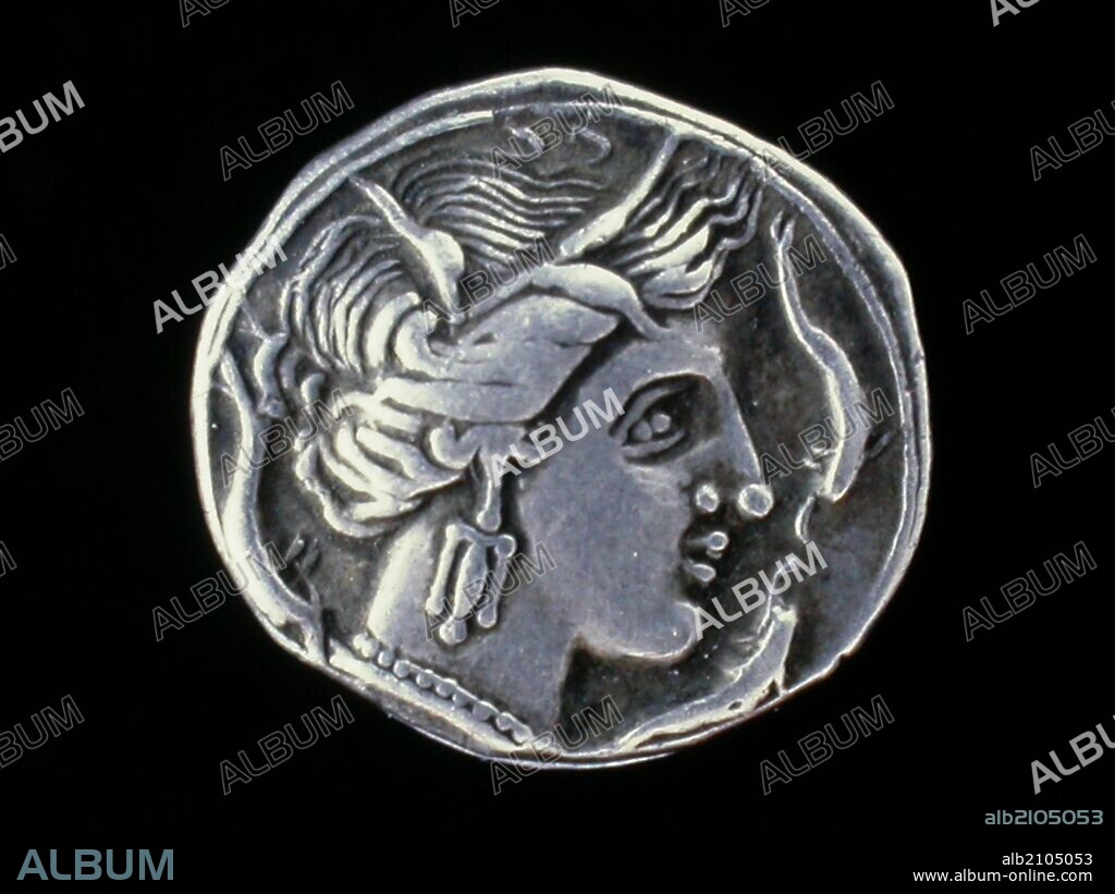 NUMISMATICA. MONEDA HISPANO-GRIEGA. DRACMA DE PLATA. ANVERSO. CABEZA DE ARETUSA MIRANDO A LA DERECHA. DELANTE DOS DELFINES. 218 A.C. (DEPOSITO: MUSEO ARQUEOLOGICO NACIONAL).
