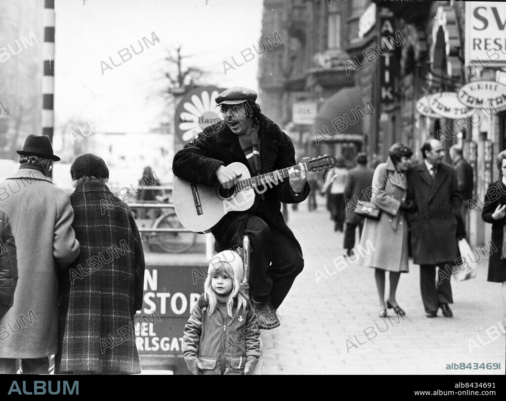 ARKIV 1975 - Janne "Loffe" Carlsson uppträder som gatumusikant på Birger Jarlsgatan i Stockholm i ett reportage i Expressen där Loffe berättar om hur han vill göra om Stockholm. Bla så skall Gatukonoret anställa gatumusikanterna, . Foto: Lars Nyberg Kod: 34 . COPYRIGHT SCANPIX SWEDEN.