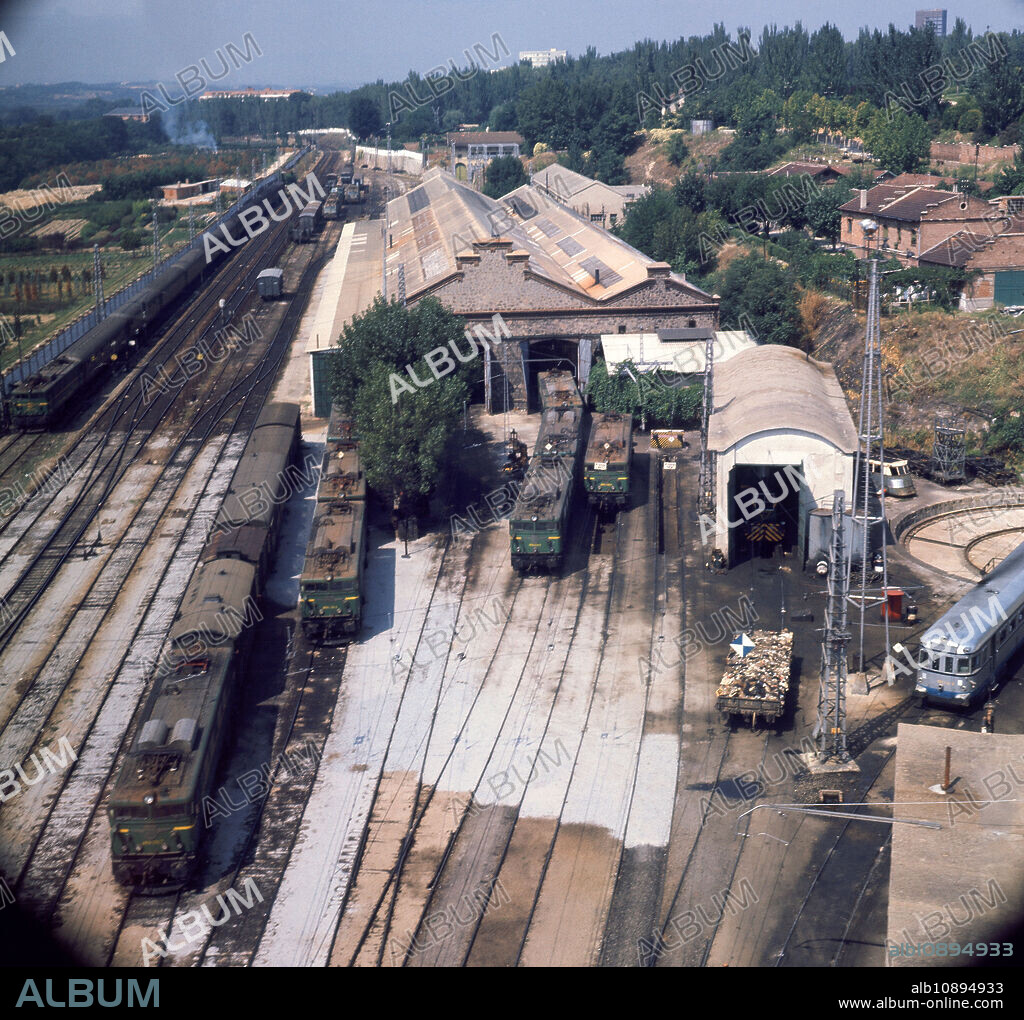 ALMACEN DE LOCOMOTORAS Y VAGONES DE RENFE DESDE EL TELEFERCO DE LA CASA DE CAMPO - FOTO AÑOS 60.