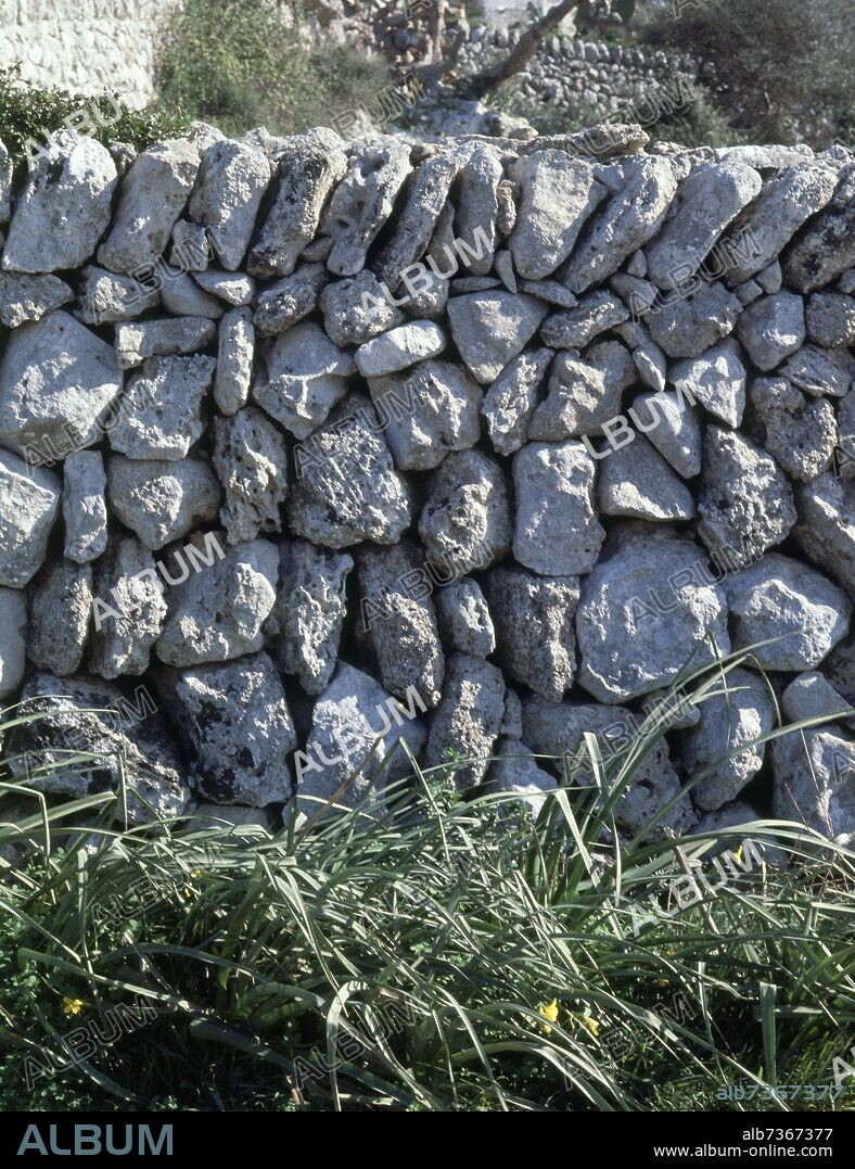 VALLA DE PIEDRAS DE LA FINCA.