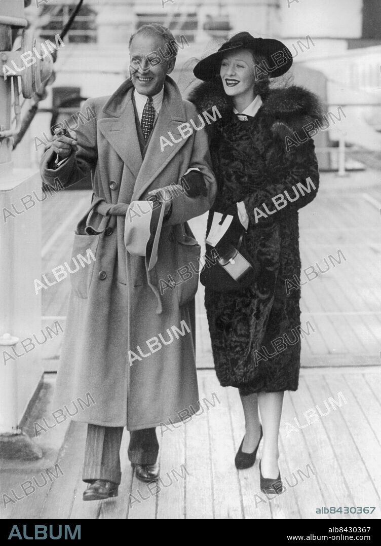 Orig. bildtext... ANNE BOOTH AND OTTO KRUGER ARRIVE IN ENGLAND. Miss Anne Booth, the Hollywood film actress, and Otto Kruger, the actor, arrived at Southampton on the liner Aquitania from America. PHOTO SHOWS: Anne Booth, wearing a smart widebrimmed hat, and Otto Kruger on their arrival at Southampton. November 2nd 1937. O Kruger, 1885-1974, amerikansk skådespelare. Filmstjärnor Passagerare Leenden Peka Gester Cigarrer Flor Randigt Ränder Resenärer CD506 persons: OTTO KRUGER;ANNE BOOTH sites: USA*;STORBRITANNIEN;SOUTHAMPTON.