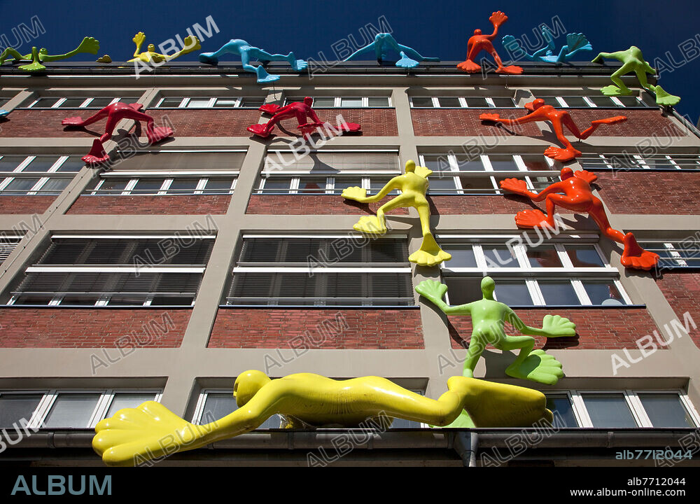 "Flossies", Skulpturen der Künstlerin rosalie (Gudrun Müller) am Roggendorf-Haus (auch Flossi-Haus) im Medienhafen in Duesseldorf, Nordrhein-Westfalen, Deutschland, Europa.
