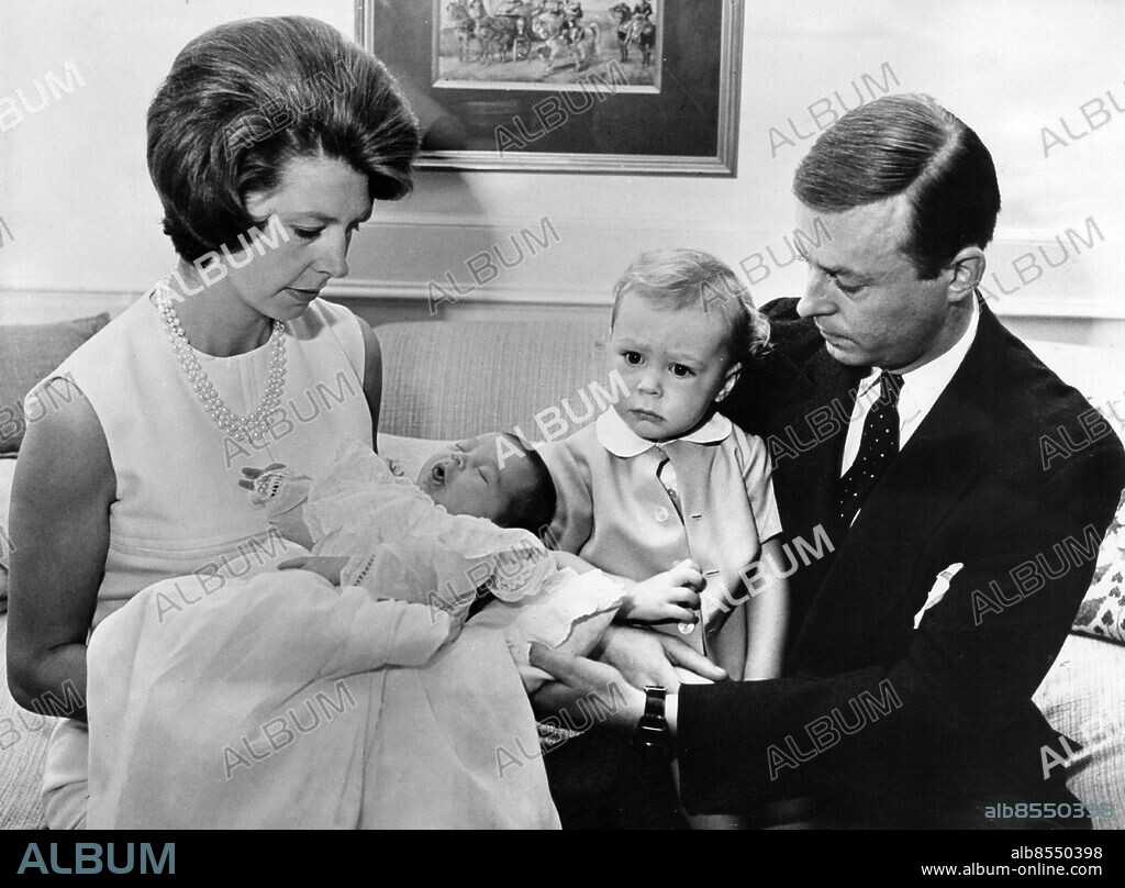 ARKIV 196610.. Prinsessan Désirée och baron Niclas Silfverschiöld med dottern Christina Louise (2:a fr.v.) och sonen Carl Otto.. Foto: EXPRESSEN / TT / Kod: 192. ** AFTONBLADET OUT **.