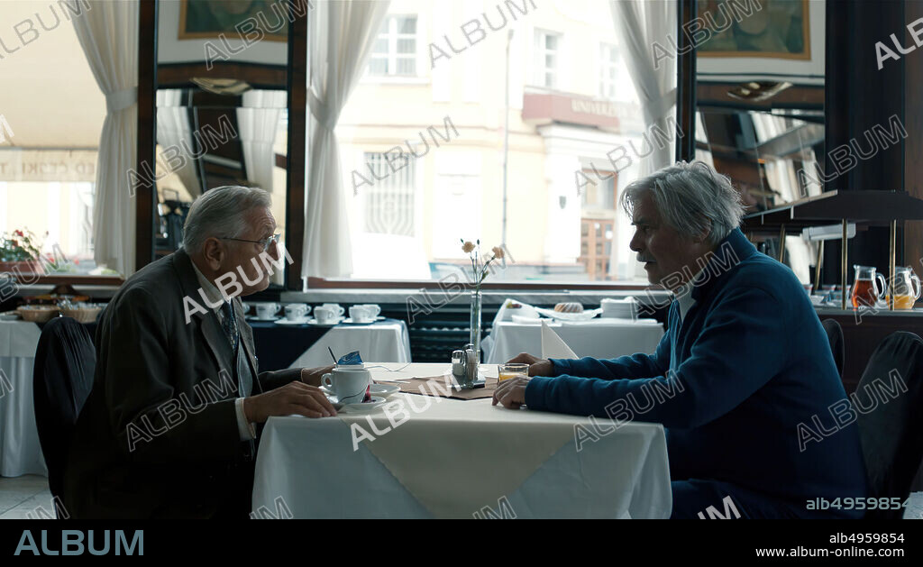 JIRI MENZEL y PETER SIMONISCHEK en SIN OLVIDO, 2018 (TLMOCNÍK), dirigida por MARTIN SULIK. Copyright TITANIC s.r.o./IN FILM PRAHA/COOP99 FILMPRODUKTION/ROZHLAS.