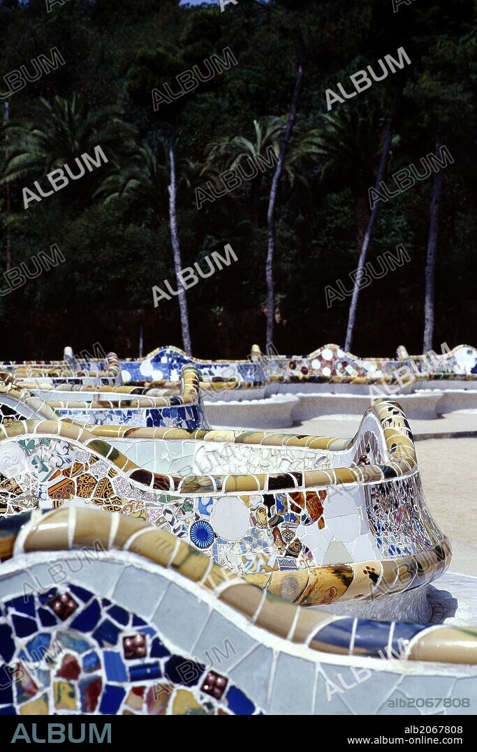 Park Güell. Detalle de los bancos ondulantes, de trencadís blanco y una decoración de cerámica.