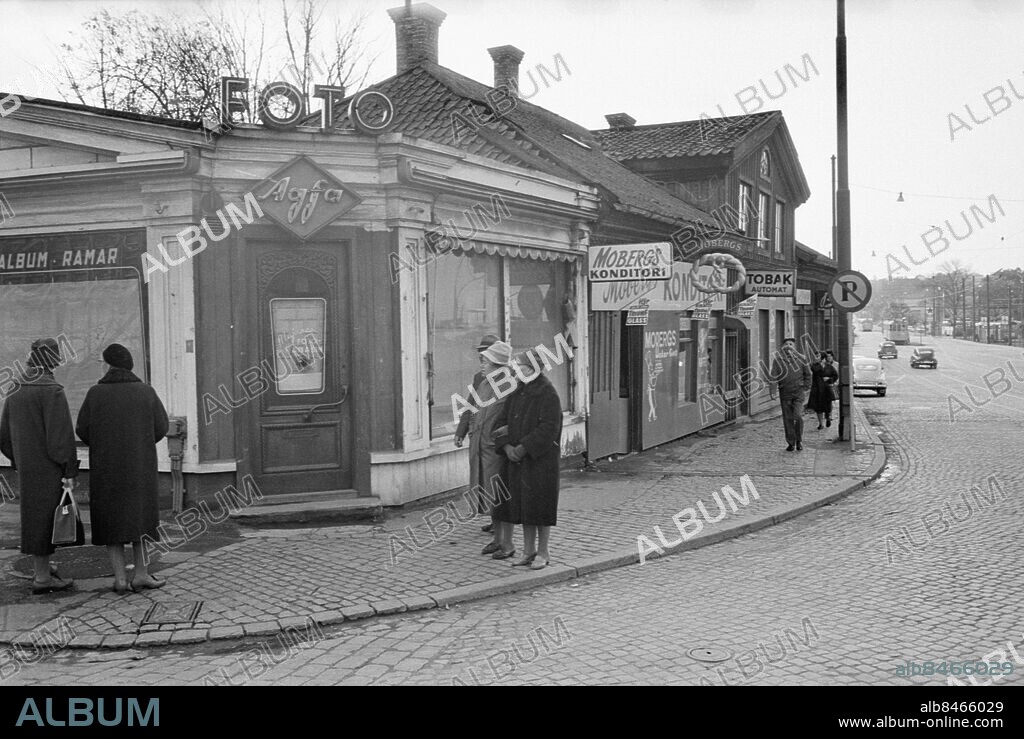Göteborg oktober 1964-10-08 - Karl Johansgatan 100 - här ligger Majornas Fotomagasin och innehavarinnan hette Tyra Olsson -. Majorna *** Local Caption *** TC-K47 - fler negativ finns. THURE CHRISTIANSSON.