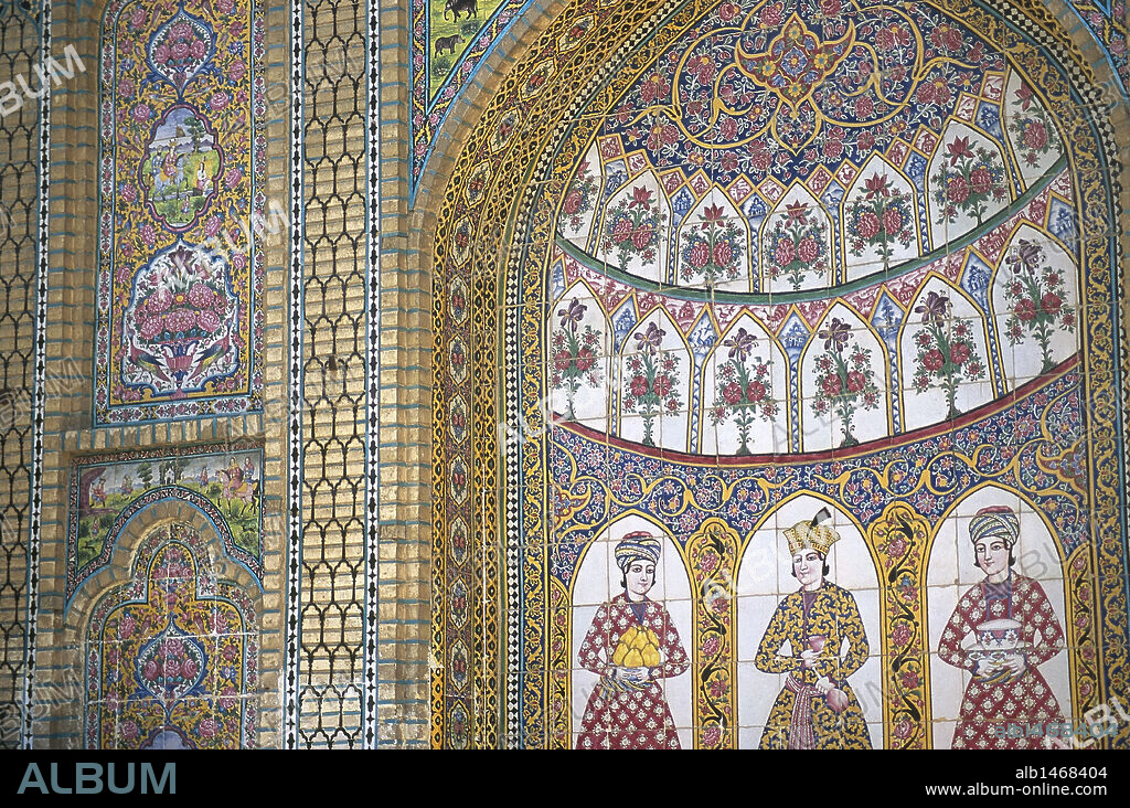 ARTE ISLAMICO. PERIODO QAJAR. S. XIX. IRAN. PALACIO NARANJESTAN E GHAVAM. Detalle de la DECORACION CERAMICA de la ENTRADA al palacio con azulejos con motivos vegetales, geométricos y antropomorfos. SHIRAZ. República Islámica de Irán.