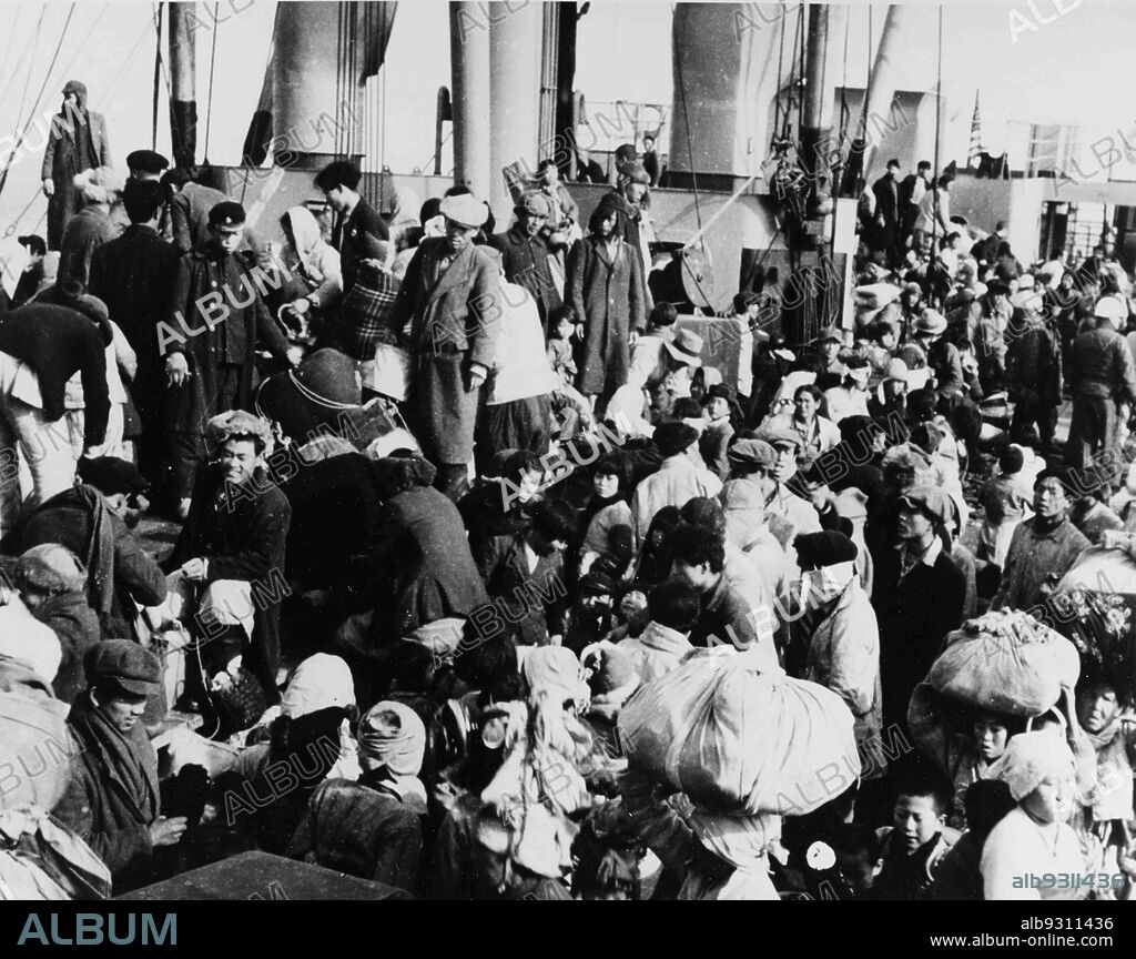 Korean War: Refugees during the Hungnam evacuation in December, 1950. The 'Hungnam Evacuation Operation' is an operation in which the 10th US Army Corps, the ROK 1st Army Corps and about 100,000 refugees withdrew from Hungnam from December 15 to December 26, 1950 during the Korean War (1950-1953).