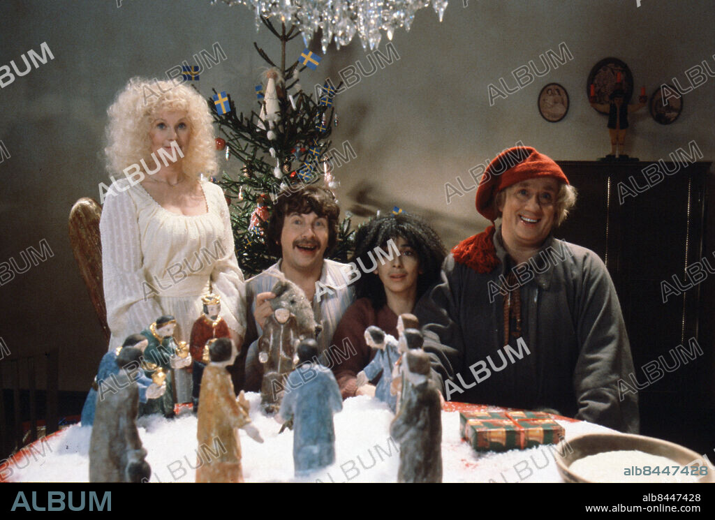 OKÄNT FOTODATUM.. LILLE LUJ OCH ÄNGLALJUS I STRUMPORNAS HUS Julkalendern 1983 av Staffan Westerberg Sänt första gången 1983-12-01 Adventskalendern Bildservice L 543 Foto: Lars Wiklund/SVT persons: BASIA FRYDMAN;LENA DAHLMAN;STAFFAN WESTERBERG;TOMMY NILSON sites: SVERIGE. Bilden får endast användas i programpresenterande sammanhang. Fotografens namn, Sveriges Television samt programmets titel skall alltid anges.