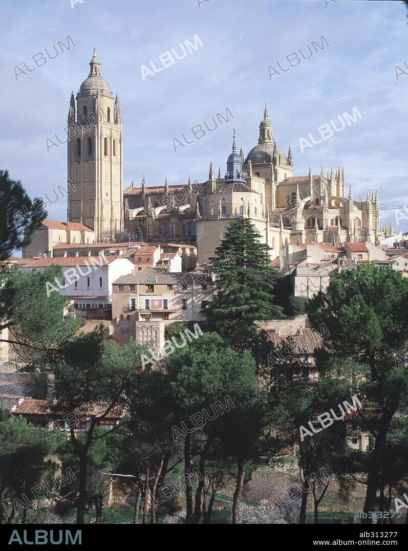 Vista lateral de la Catedral de Segovia, construida entre 1525 y 1768, y su entorno. Gótico tardío.  Segovia, provincia de España en la comunidad autónoma de Castilla y León.
