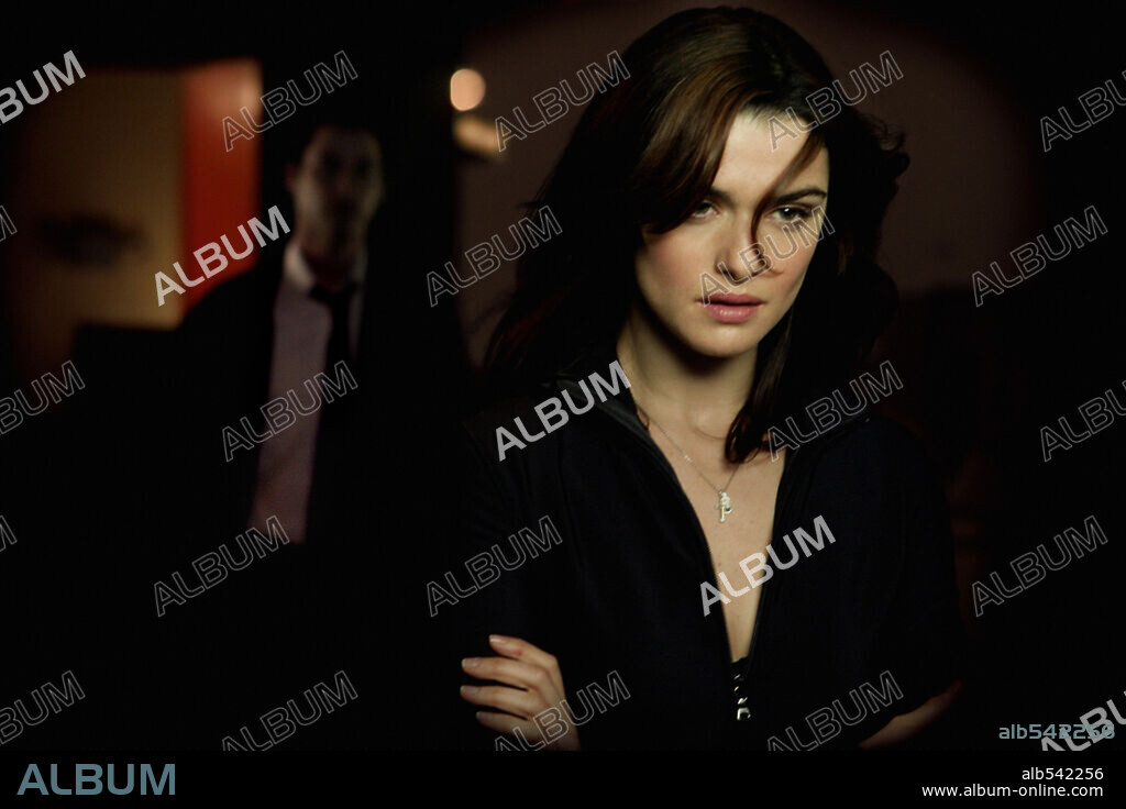 KEANU REEVES and RACHEL WEISZ in CONSTANTINE, 2005, directed by FRANCIS LAWRENCE. Copyright WARNER BROS. PICTURES.