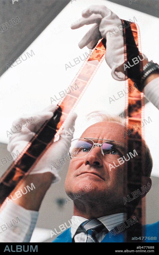 ROBIN WILLIAMS en RETRATOS DE UNA OBSESIÓN, 2002 (ONE HOUR PHOTO), dirigida por MARK ROMANEK. Copyright 20TH CENTURY FOX / DUHAMEL, FRANÇOIS.
