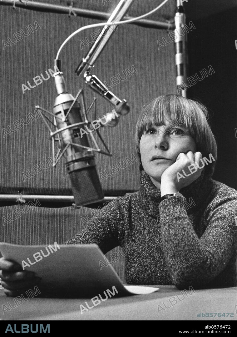 STOCKHOLM 1967-12-21 **OUT AB ***. Radioprataren Kersti Adams-Ray. orginal bildtext................ Kersti Adams-Ray kom beväpnad med en rejäl skivlista på 49 låtar till Gomorron i morse och hann med ett 40-tal och däremellan snack. Inga manus där inte.. Foto Bernt Claesson / Expressen / SCANPIX kod 8. ** AFTONBLADET OUT **.