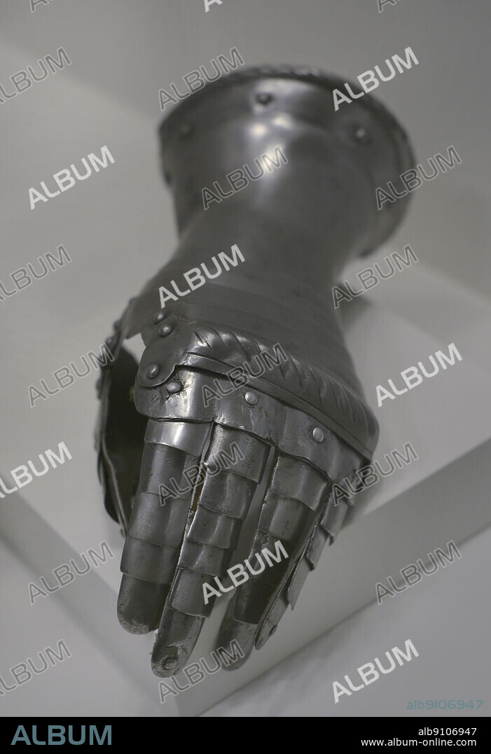 Armour. Gauntlet. Glove of metal plates which protected the hand. Europe, 16th century. Army Museum. Toledo, Spain.