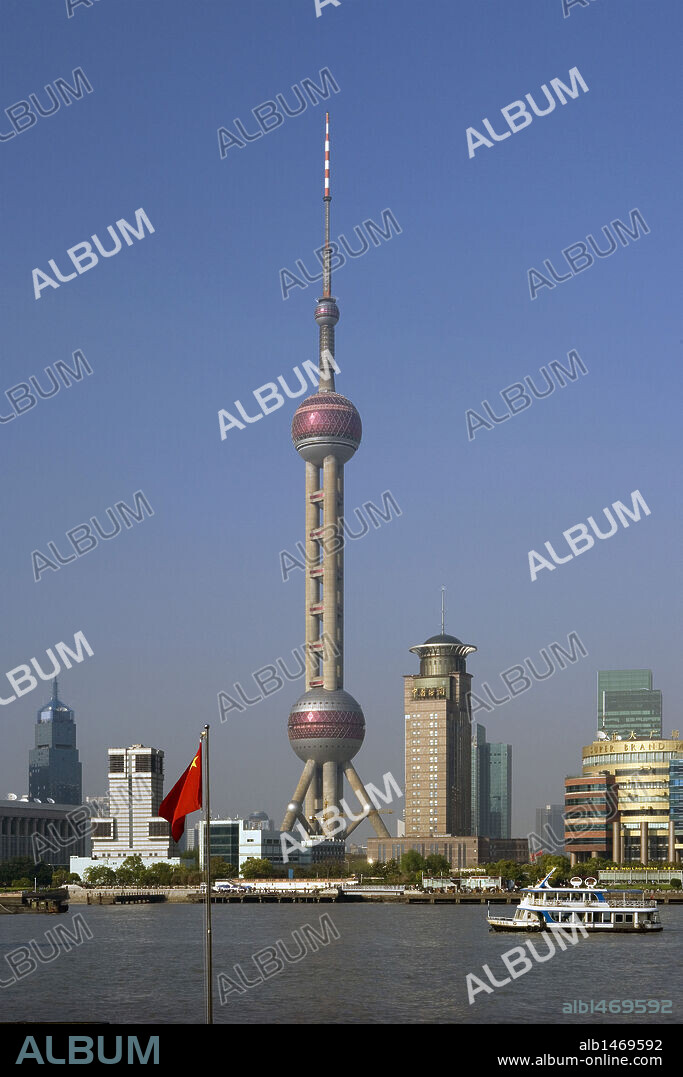 CHINA. SHANGHAI. Vista de la nueva zona de PUDONG, en la que destaca la TORRE "PERLA DE ORIENTE", a orillas del RIO HUANGPU.