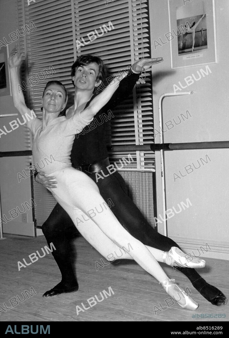Orig. bildtext... NUREYEV DANCES FOR B.B.C. TELEVISION Rudolf Nureyev, the Russian dancer who defected to the west, is in London today to give the first performance of a Russian choreography for the grand Pas-de-Deux in The Nutcracker Suite. His partner is Rosella Hightower. Their dancing was filmed and will be shown on television tomorrow. (...) This picture is of Nureyev and Hightower taken in her studio. Anm. För fullständig text se originalet Nurejev, Rudolf, 1938-93, rysk dansör och koreograf (österrikisk medborgare 1982) Dansörer Koreografi Balettdansörer Scenklädsel Dansöser Balettdansöser persons: Rudolf Nurejev ;Rosella Hightower sites: LONDON ;SOVJETUNIONEN* ;STORBRITANNIEN.