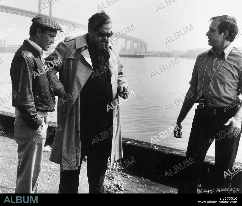 BRIAN DE PALMA, ORSON WELLES and TOM SMOTHERS in GET TO KNOW YOUR RABBIT, 1972, directed by BRIAN DE PALMA. Copyright WARNER BROTHERS.