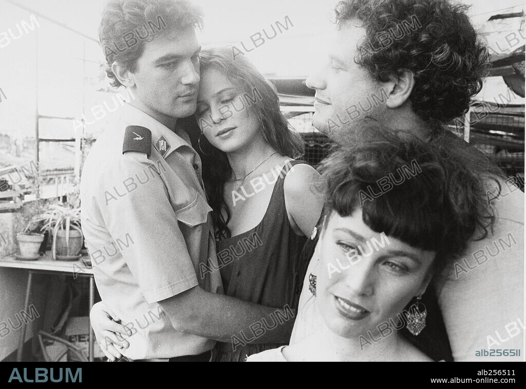AITANA SANCHEZ-GIJON, ANTONIO BANDERAS, JUAN ECHANOVE y VERONICA FORQUE en BAJARSE AL MORO, 1989, dirigida por FERNANDO COLOMO. Copyright LOLAFILMS.