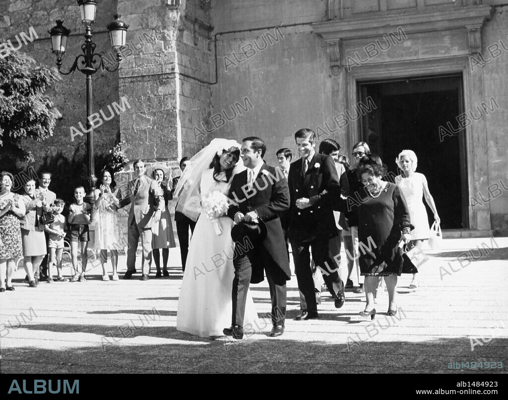 ALFREDO LANDA, JOSELE ROMAN, MARIA JOSE ROMAN y RAFAELA APARICIO en CELEDONIO Y YO SOMOS ASI, 1977, dirigida por MARIANO OZORES.