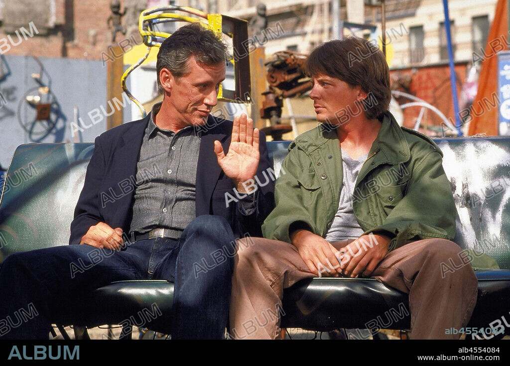 MICHAEL J FOX and JAMES WOODS. JAMES WOODS and MICHAEL J. FOX in THE HARD WAY, 1991, directed by JOHN BADHAM. Copyright UNIVERSAL PICTURES.