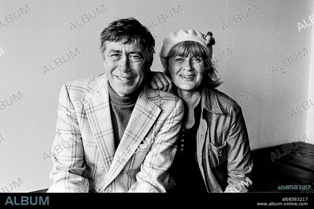 1972-09.. Bibi Langer, journalist och författare, och maken Pekka Langer, författare och programledare i radio och TV.. Foto: Bo-Aje Mellin / RiR / SVT / Kod: 5600. Reportage publ. i RiR 39/72 sid. 3 inför ett radioprogram.. RiR 20600 sv/v neg   . Leende.