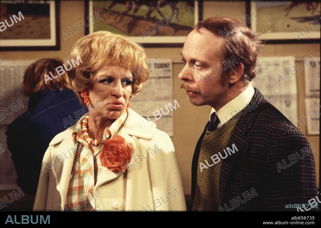 BRIAN MURPHY y YOOTHA JOYCE en ROPER, LOS-TV, 1976 (GEORGE AND MILDRED-TV), dirigida por PETER FRAZER-JONES. Copyright THAMES TELEVISION.