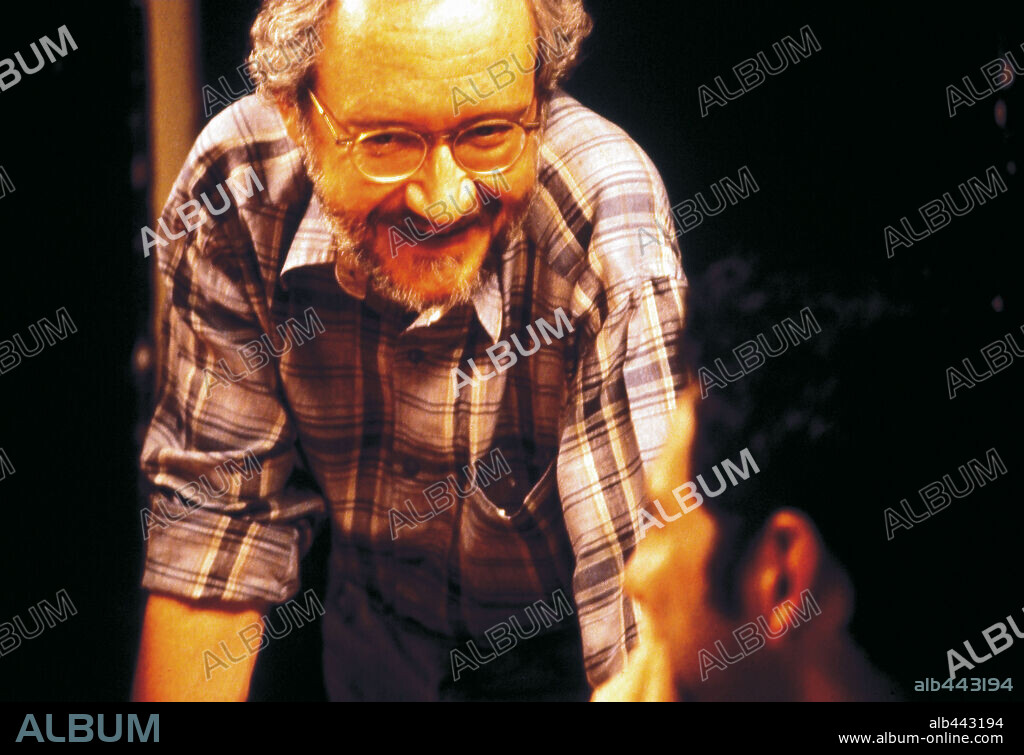 EMILIO MARTINEZ-LAZARO en EL OTRO LADO DE LA CAMA, 2002, dirigida por EMILIO MARTINEZ-LAZARO. Copyright TELESPAN PRODUCCIONES/IMPALA/TELECINCO.