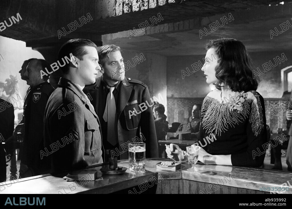 CATE BLANCHETT, GEORGE CLOONEY and TOBEY MAGUIRE in THE GOOD GERMAN, 2006, directed by STEVEN SODERBERGH. Copyright WARNER BROS. PICTURES / GORDON, MELINDA SUE.