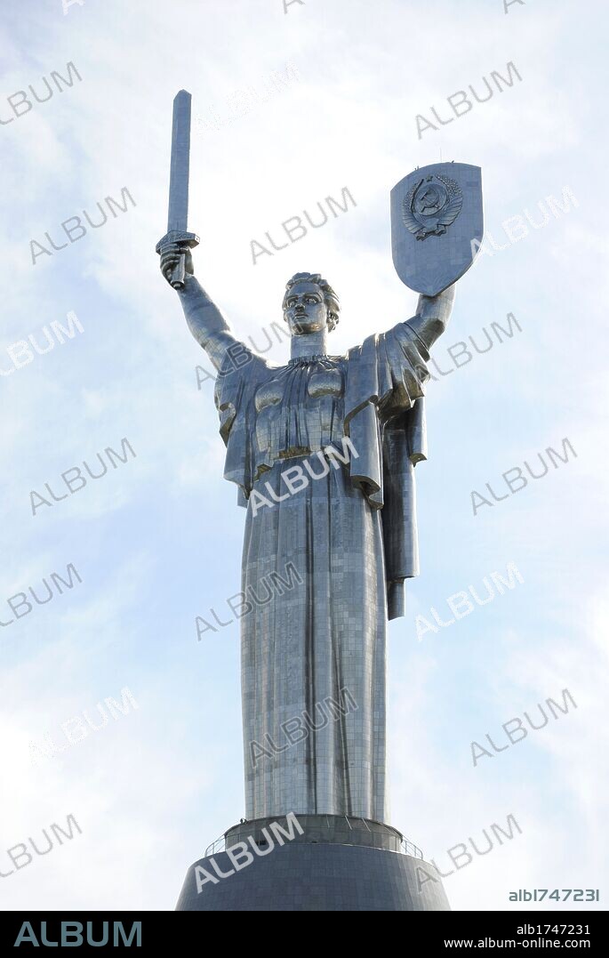Ucrania. Kiev (Kyiv). Monumento a la Madre Patria, en homenaje a la liberación de Ucrania de la ocupación nazi. Erigido en 1982 por Evgenij Viktorovich Vuchetich (1908-1974) y Vasily Boroday. Titanio. Ubicado en el Memorial de la Gran Guerra Patria.